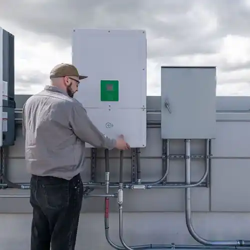 Een ervaren thuisbatterijinstallateur voert professioneel thuisbatterij uit